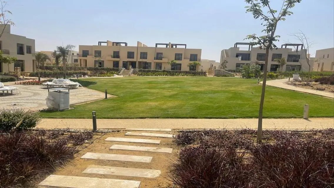 منزل فاخر للبيع بمساحة واسعة وبركة سباحة خاصة