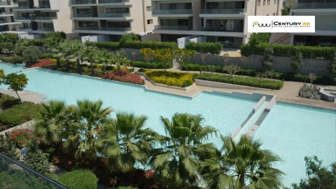 Luxury Lake View Apartment in Golden Square