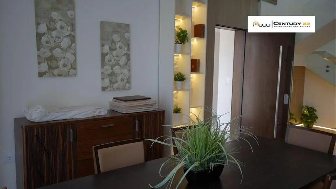 Luxury Lake View Apartment in Golden Square