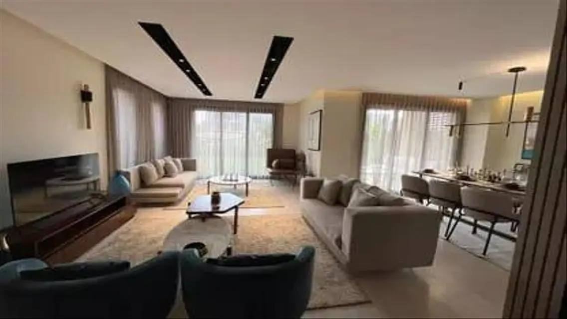 فيلا فاخرة مع حديقة خاصة ومسبح