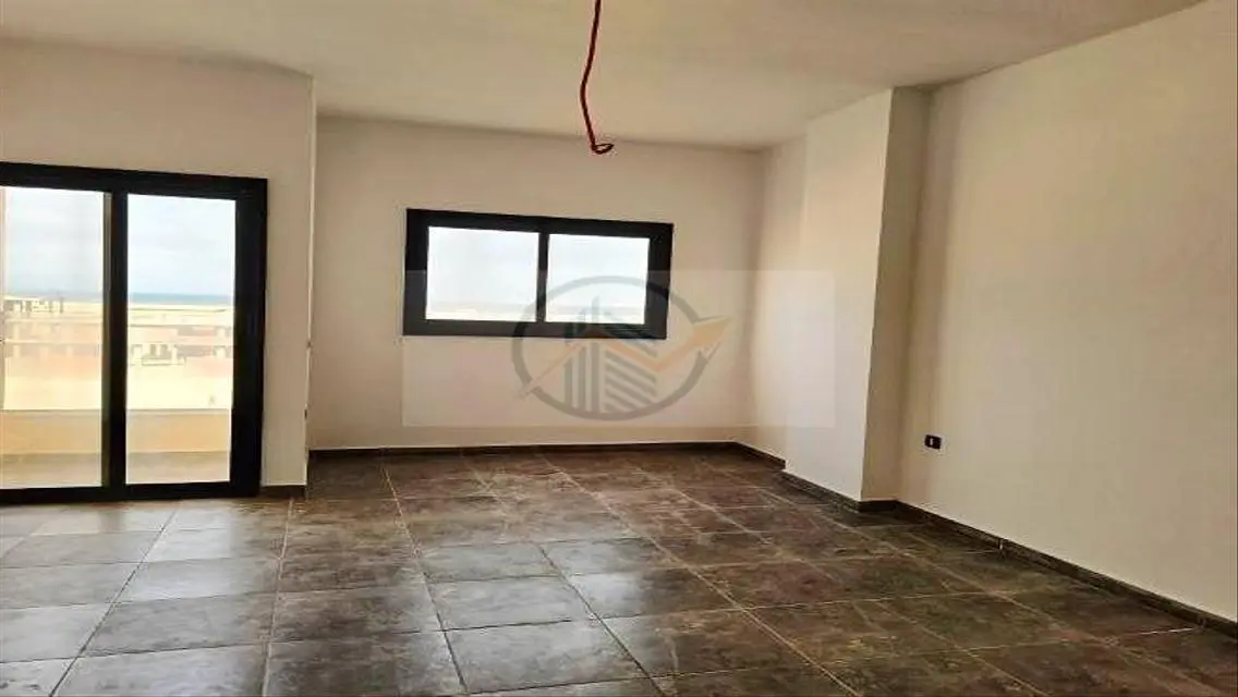 شقة فاخرة مع شرفة ومسبح مشترك