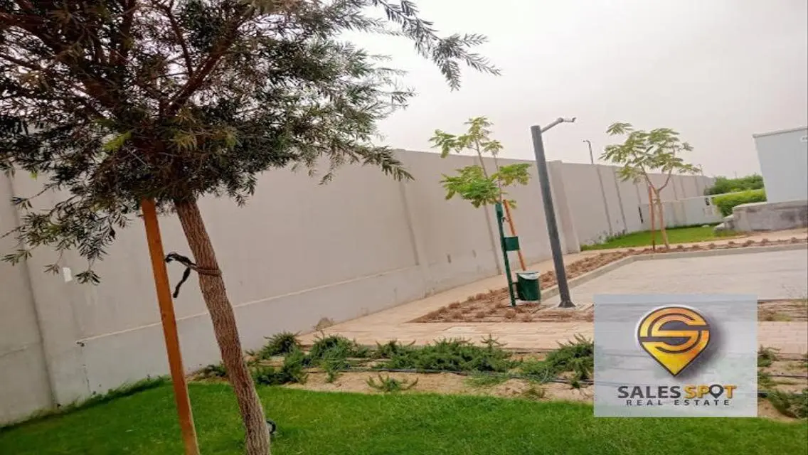 Luxury Apartment 175m Overlooking Lakes in Al Burouj