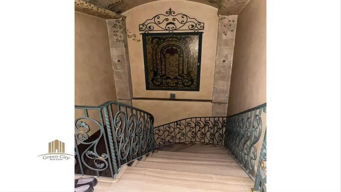 فيلا فاخرة للبيع بمساحة واسعة