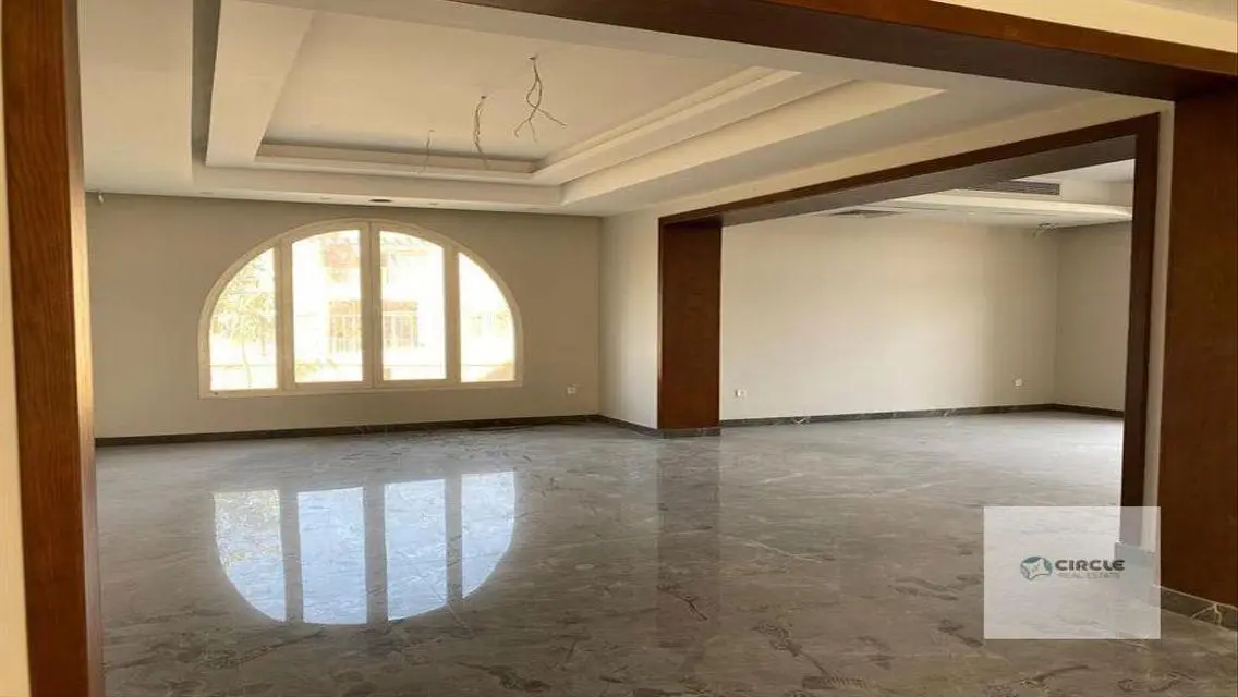 فيلا فاخرة للبيع مع مسبح وحديقة خاصة