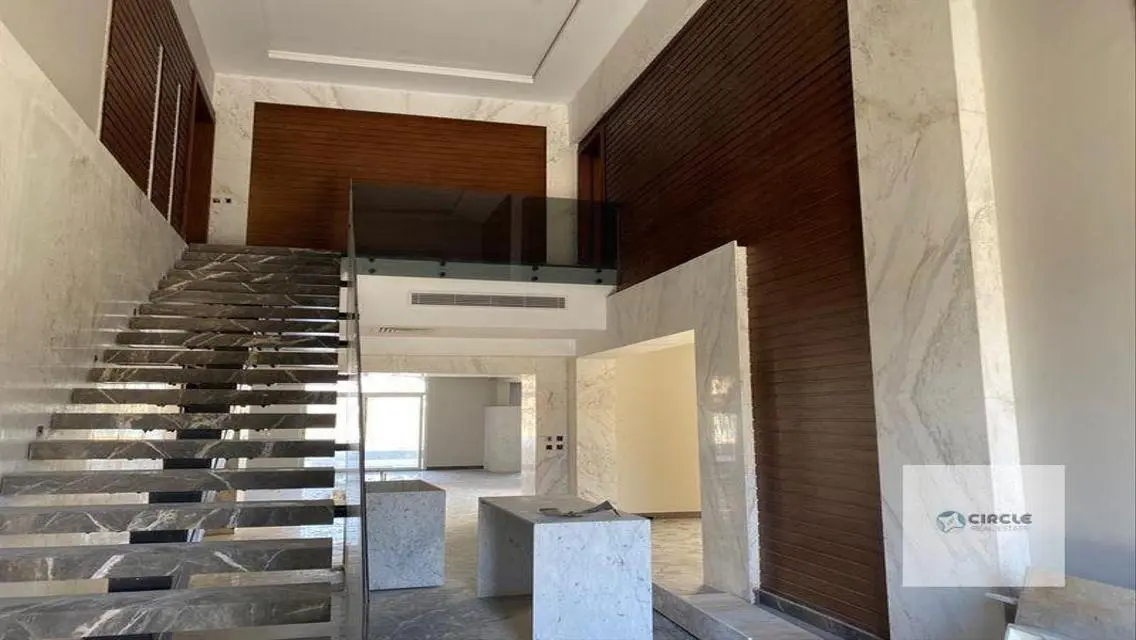 فيلا فاخرة للبيع مع مسبح وحديقة خاصة