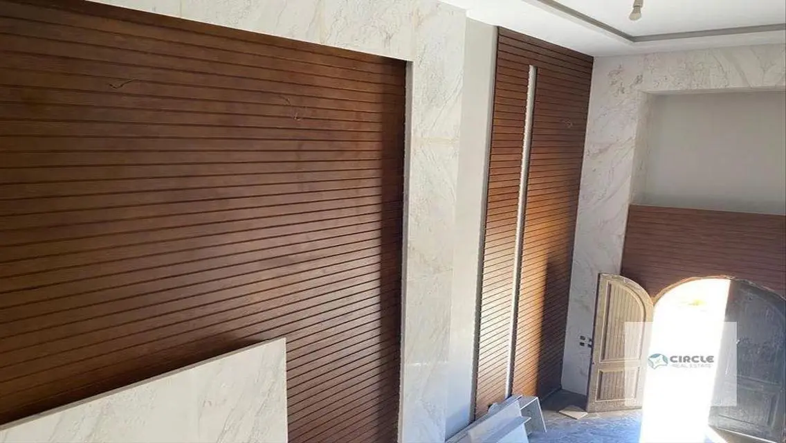 فيلا فاخرة للبيع مع مسبح وحديقة خاصة
