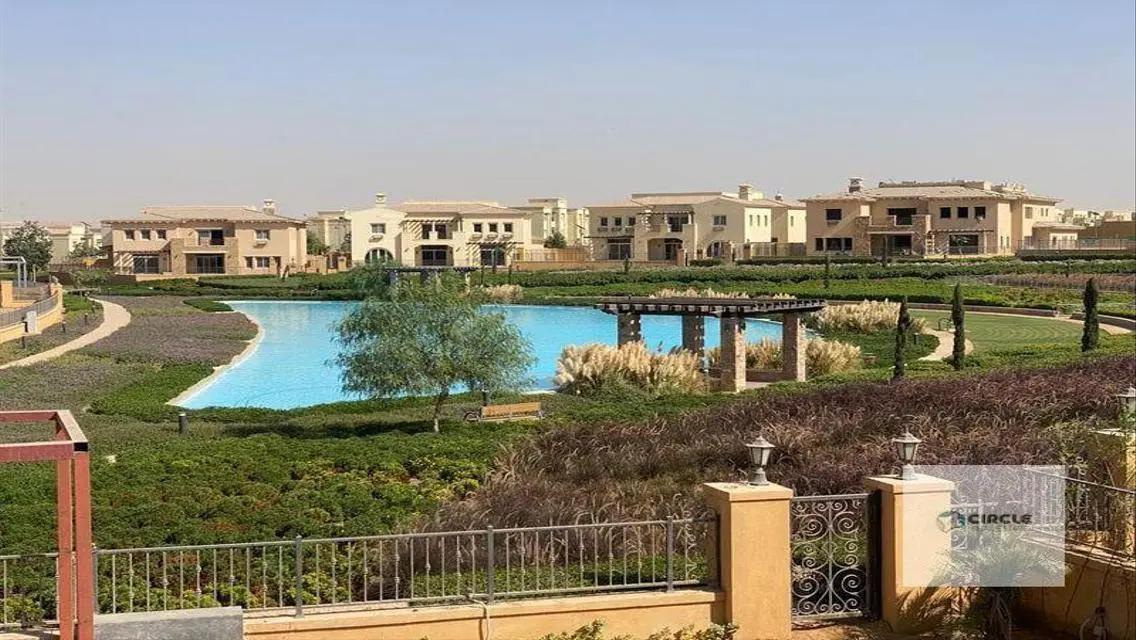 فيلا فاخرة للبيع مع مسبح وحديقة خاصة