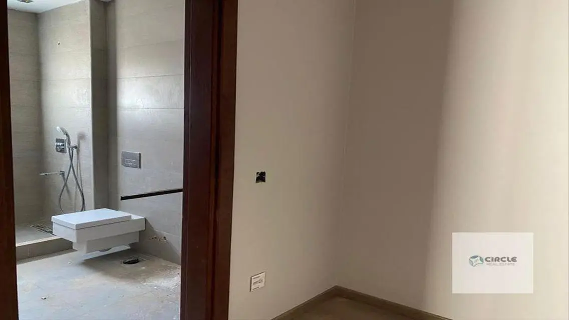 فيلا فاخرة للبيع مع مسبح وحديقة خاصة