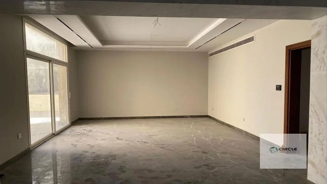 فيلا فاخرة للبيع مع مسبح وحديقة خاصة