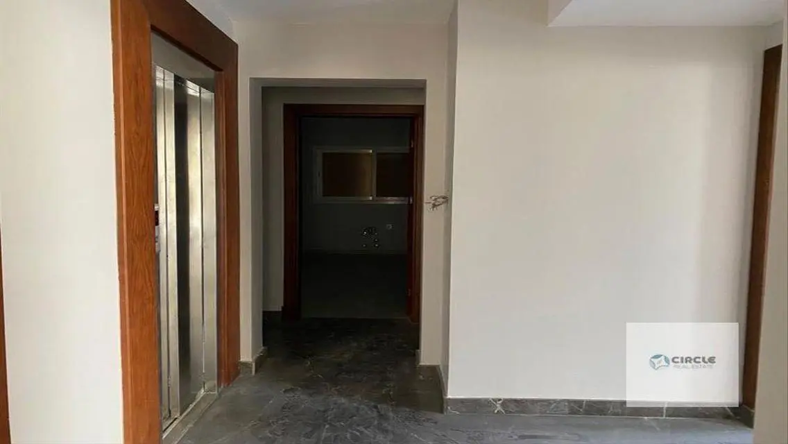 فيلا فاخرة للبيع مع مسبح وحديقة خاصة