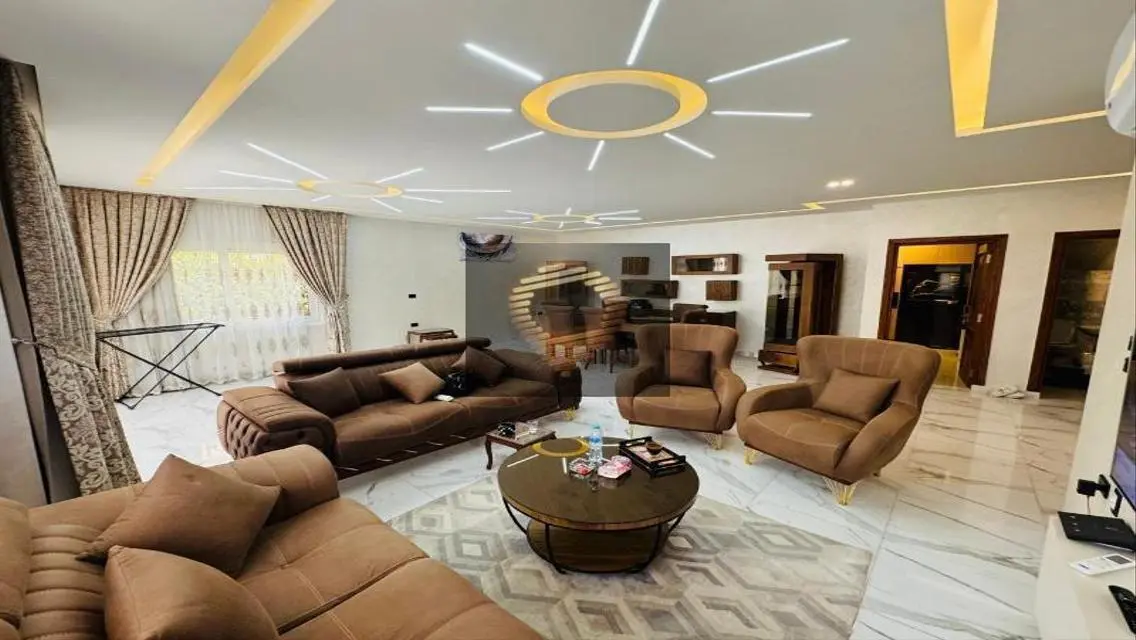 شقة للبيع بتصميم فريد مع حديقة خاصة ومسبح مشترك