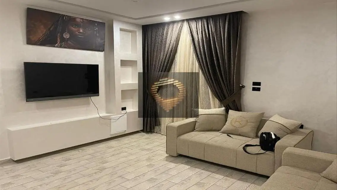 شقة للبيع بتصميم فريد مع حديقة خاصة ومسبح مشترك