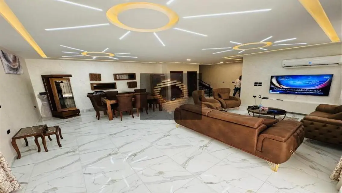 شقة للبيع بتصميم فريد مع حديقة خاصة ومسبح مشترك