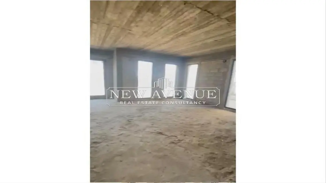 فيلا فاخرة للبيع مع حديقة خاصة وإطلالة رائعة
