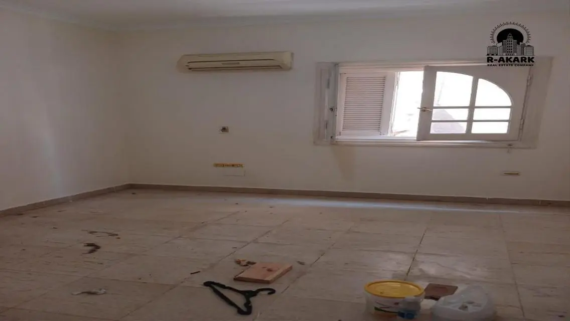 شقة فاخرة متاحة للإيجار - غرفة 4 وصالة 3