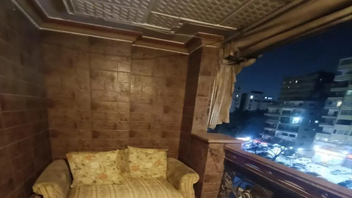 شقة رائعة 3 غرف نوم مع شرفة وخزائن حائط للبيع