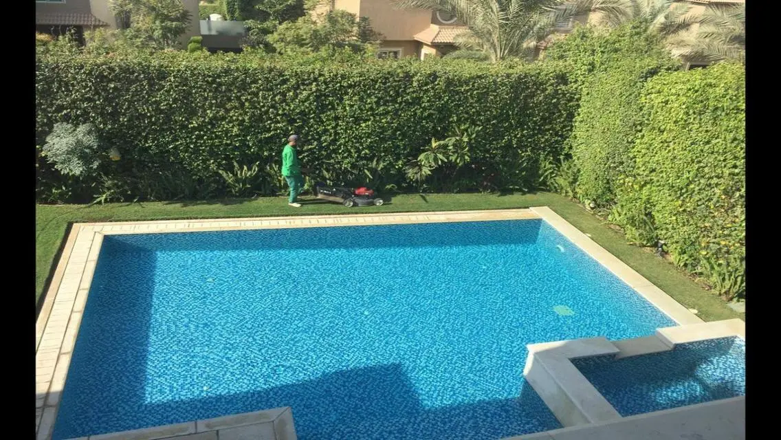 فيلا فاخرة للبيع مع مسبح خاص وحديقة