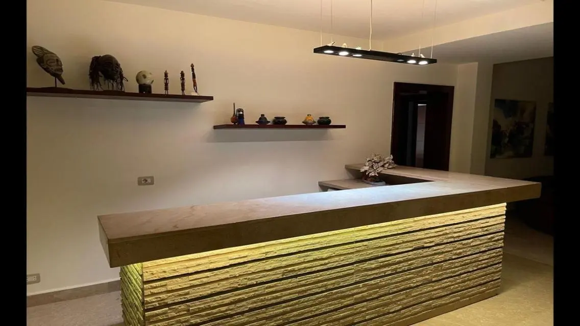 فيلا فاخرة للبيع مع مسبح خاص وحديقة