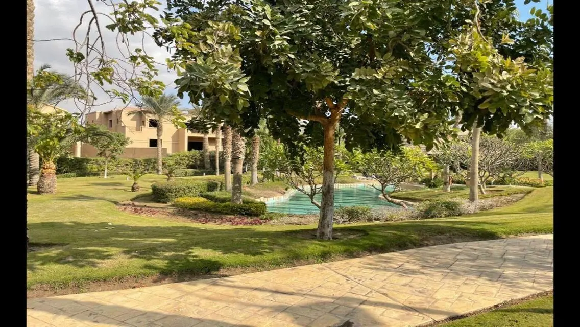 فيلا فاخرة للبيع مع مسبح خاص وحديقة