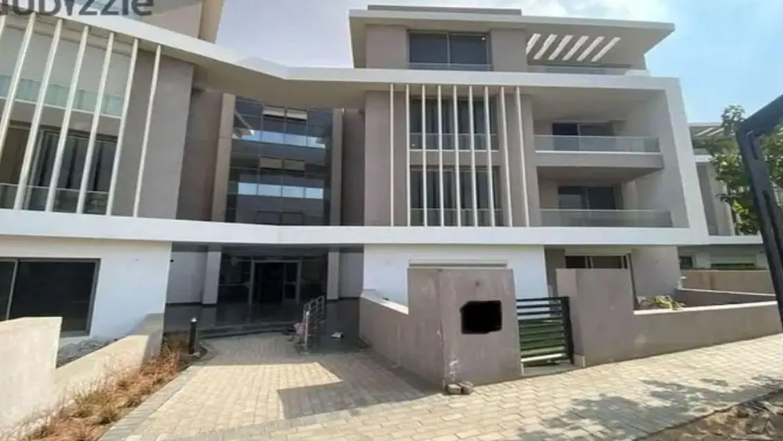 Stunning Villa for Sale with Lake View
