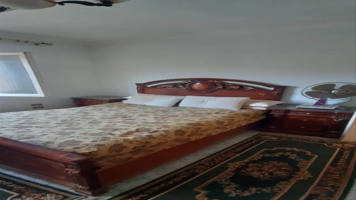 شقة حديثة بحديقة في موقع مركزي