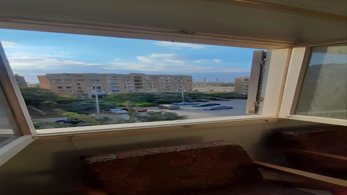 شقة حديثة بحديقة في موقع مركزي