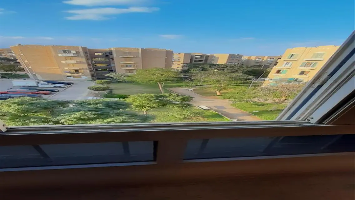 شقة حديثة بحديقة في موقع مركزي