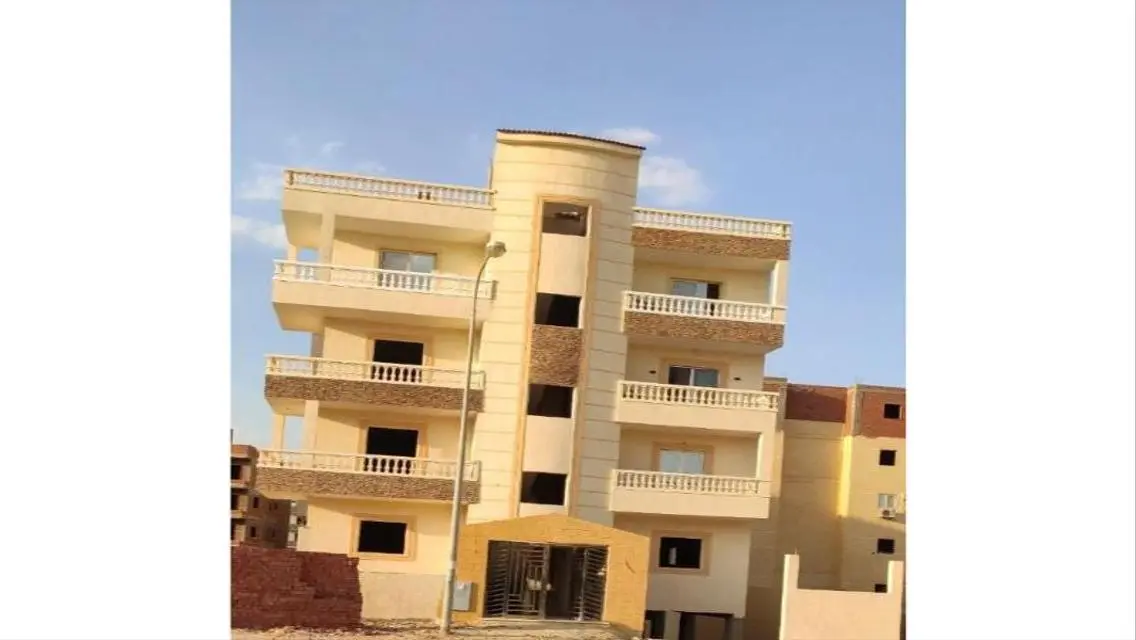 شقة فاخرة للبيع مع شرفة وحديقة خاصة