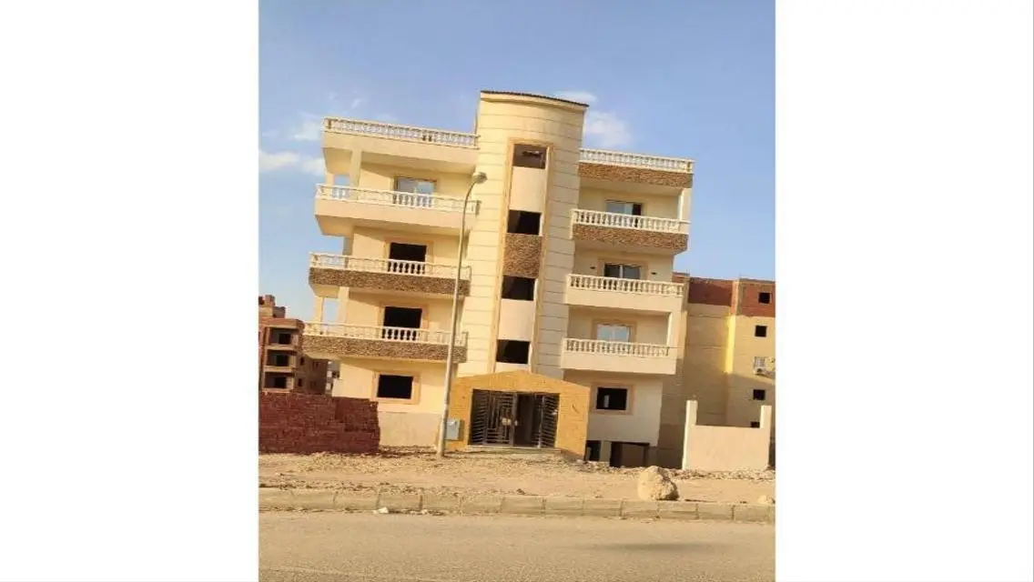 شقة فاخرة للبيع مع شرفة وحديقة خاصة