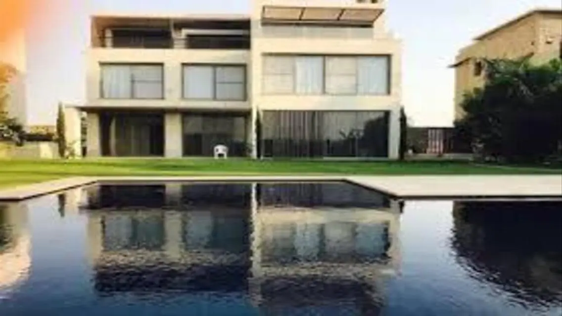 Luxurious Villa with Stunning Lake Views