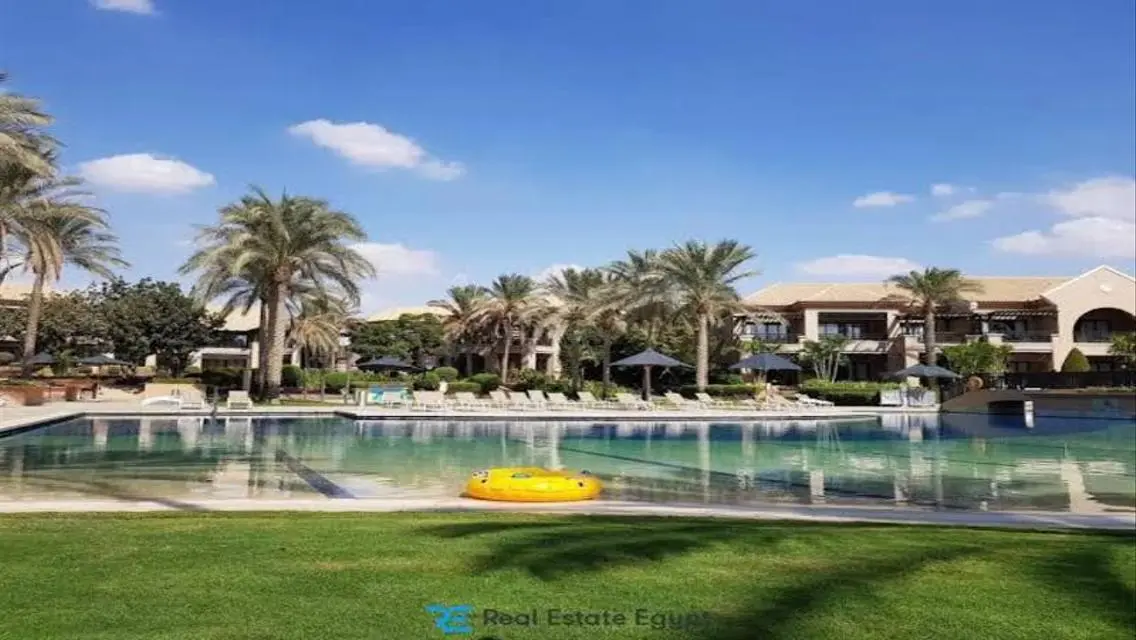 Luxurious Villa with Stunning Lake Views