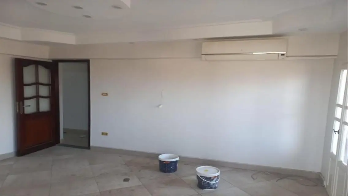 شقة فاخرة للإيجار مع شرفة وحارس أمن