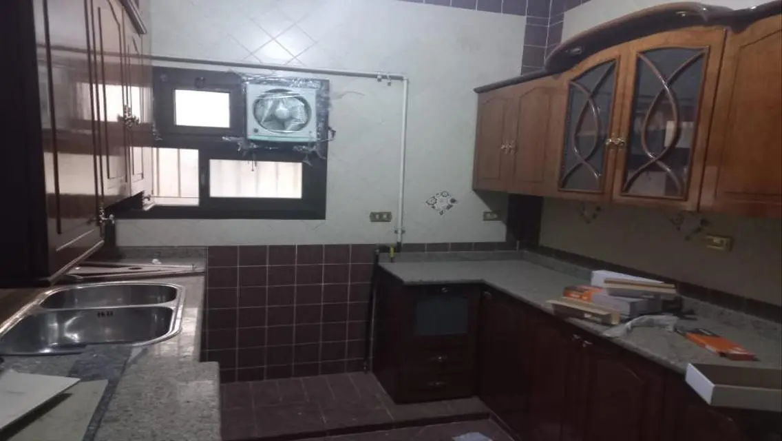 شقة فاخرة للإيجار مع شرفة وحارس أمن