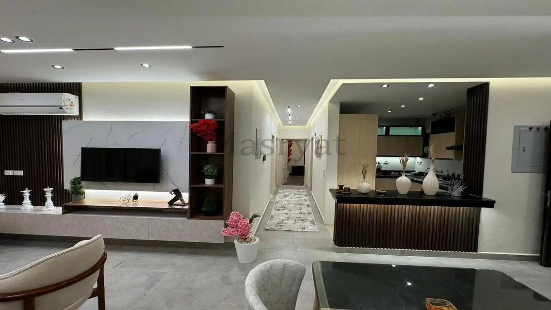 Luxurious 170 sqm Apartment with Balcony and Lake View