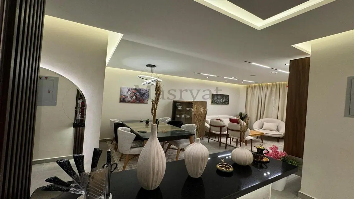 Luxurious 170 sqm Apartment with Balcony and Lake View