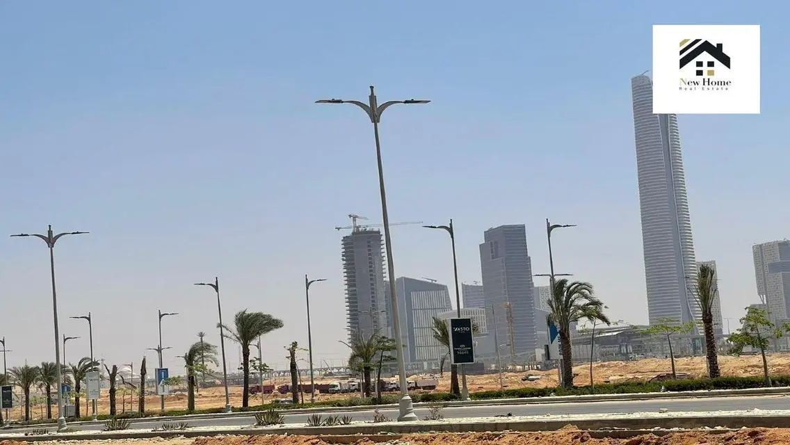 مكتب حديث وكامل التجهيزات بمساحة واسعة