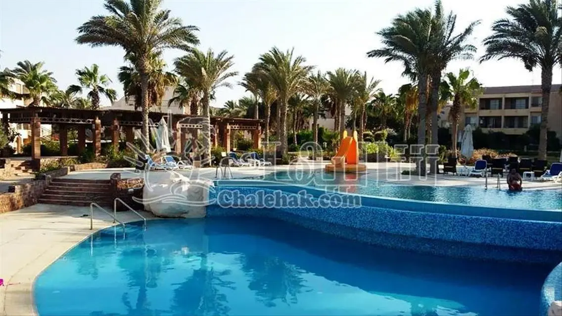 شقة فاخرة مع شرفة وحمام سباحة في قلب المدينة