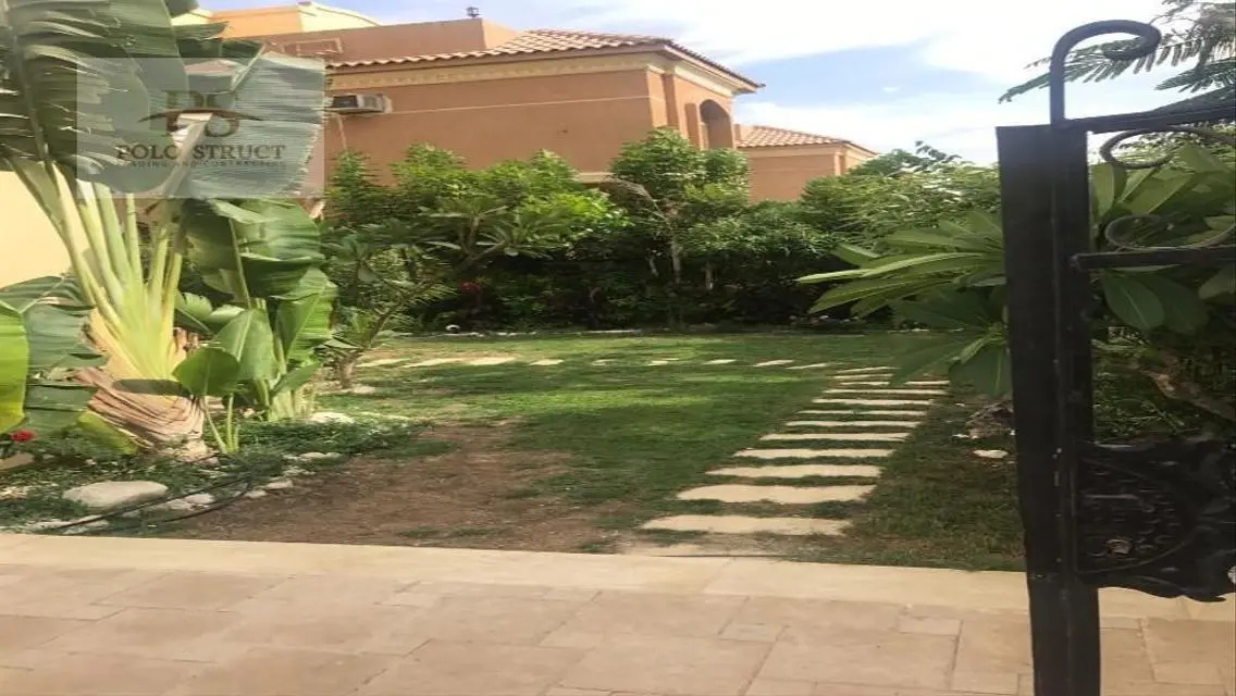 فيلا فاخرة بمسبح وحديقة خاصة للبيع