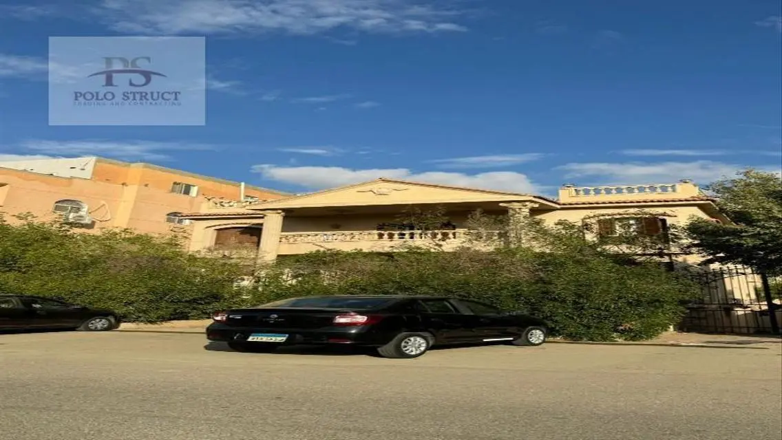فيلا فاخرة للبيع بحمام سباحة خاص وإطلالة رائعة