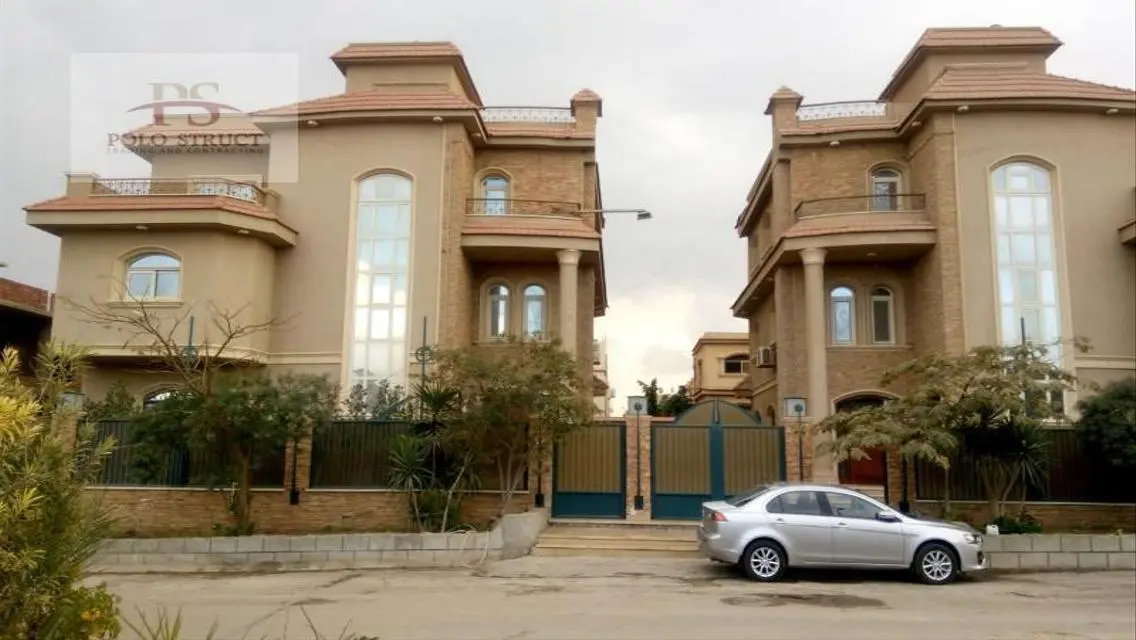فيلا فاخرة مع حديقة خاصة ومسبح للعرض في موقع متميز