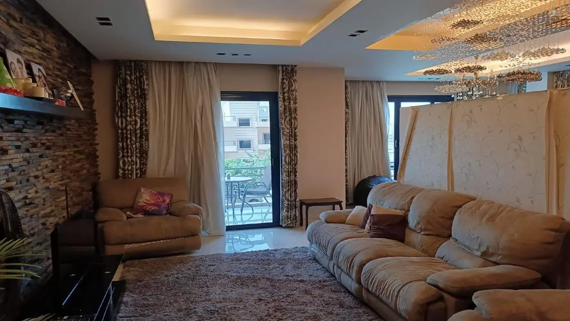 Stunning Apartment with a Spacious Design Overlooking a Landmark