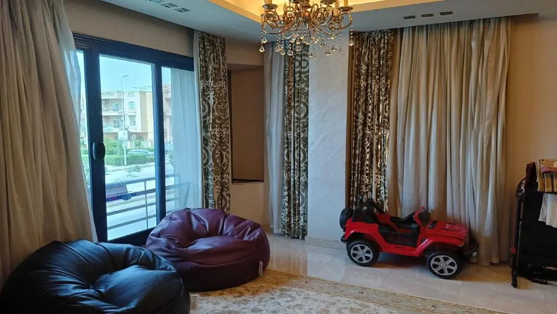 Stunning Apartment with a Spacious Design Overlooking a Landmark
