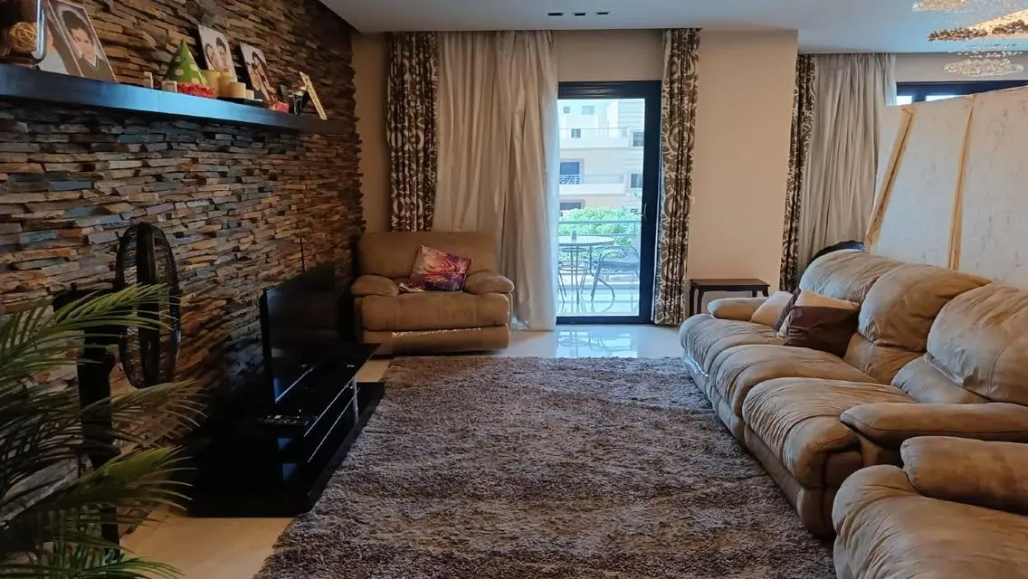 Stunning Apartment with a Spacious Design Overlooking a Landmark