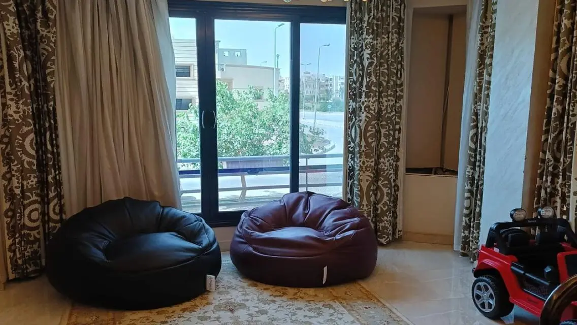 Stunning Apartment with a Spacious Design Overlooking a Landmark