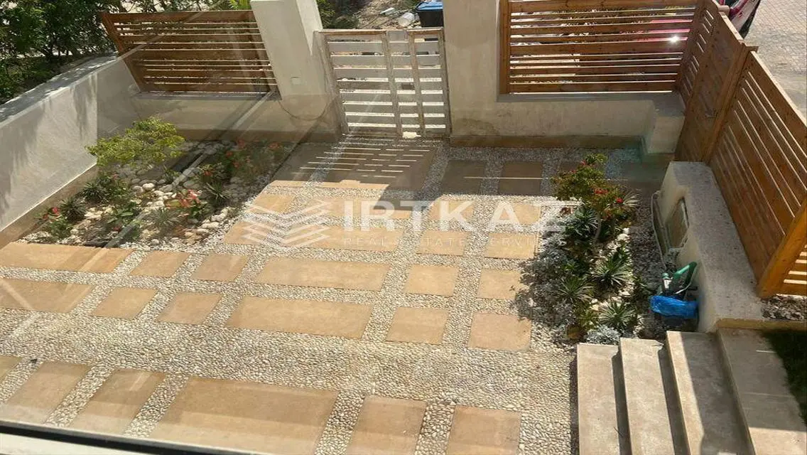 فيلا فاخرة للبيع بمسبح وحديقة خاصة