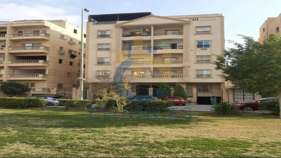 شقة 335 متر مع شرفة في قلب المدينة