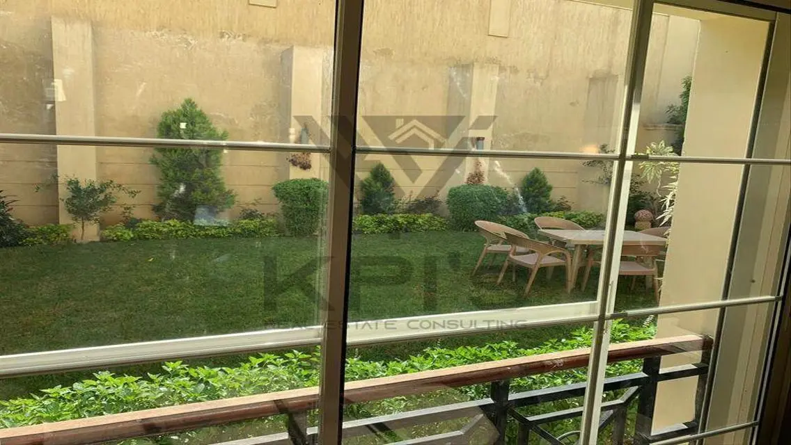 فيلا فاخرة مع حديقة خاصة ومسبح مشترك للبيع