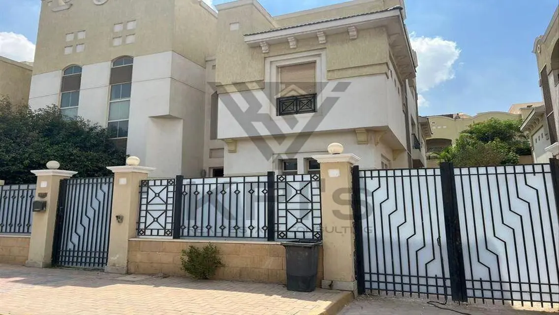 فيلا فاخرة مع حديقة خاصة ومسبح مشترك للبيع