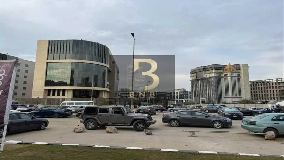 مكتب للإيجار بمساحة 355 متر مربع مع مرافق متكاملة