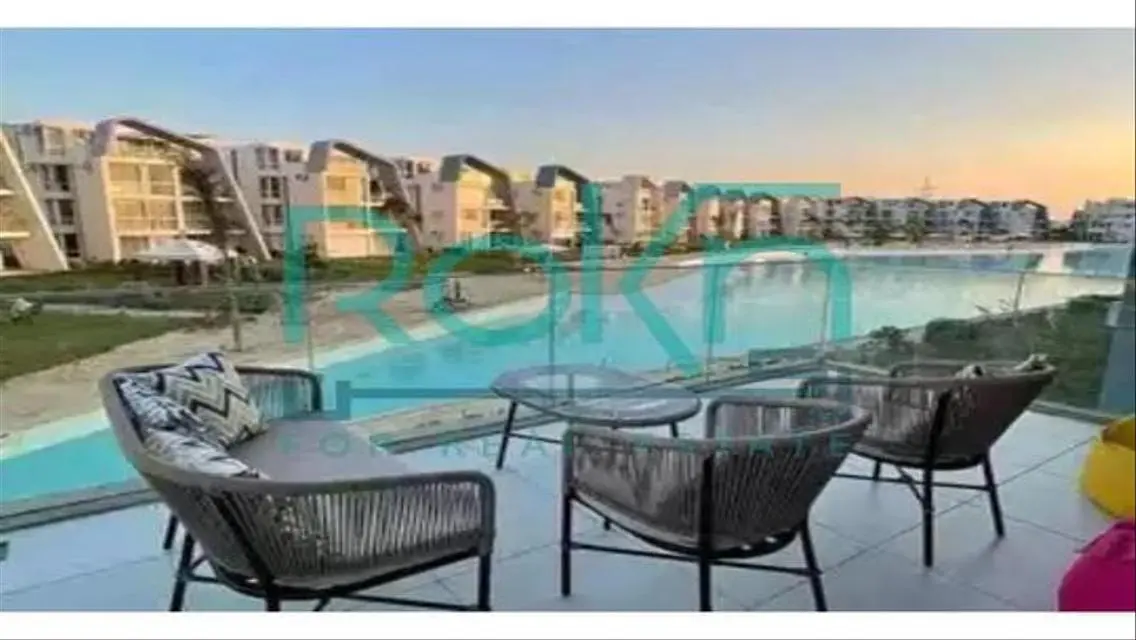 Luxury 2-Bedroom Apartment Overlooking Lakes